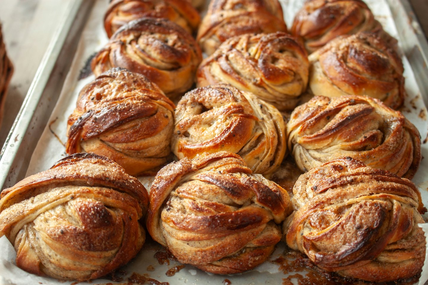 Nybakade kanelbullar upplagda på en plåt.