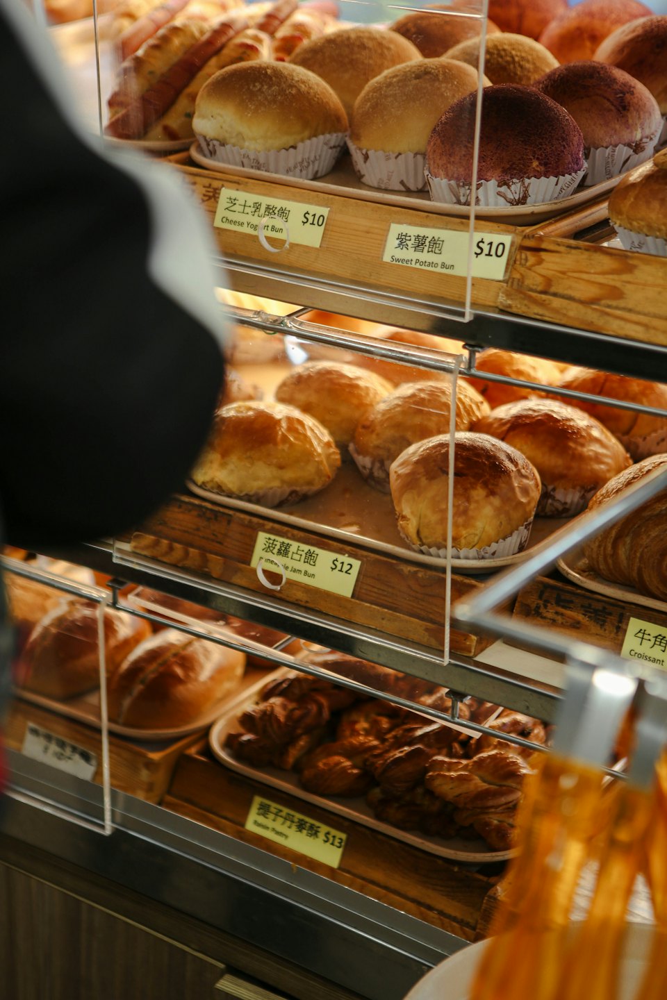Nybakade bullar och bakverk i ett bageri.